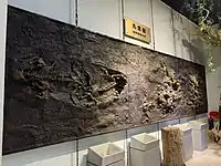 新疆地质矿产博物馆展示的“九龙壁”，实际上是9只短吻副肯氏兽的化石复制品