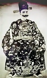 方蘇雅（Auguste Francois）曾著越南官服的照片，1898年。