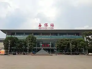 上：无锡站南广场（广场、地下道以及周边建筑已开工改建）下：无锡站北广场