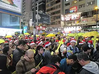 與群眾在銅鑼灣報「普選」佳音。2014年12月24日平安夜。