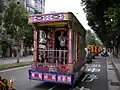 行徑中的電子花車。