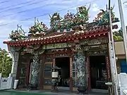 廟頂剪黏裝飾福祿壽三星和騎龍將軍。