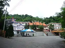 玉泉寺倚山遠景