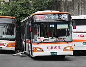 停靠於木柵站的795弘鉅HINO低地板公車，客運業者測試輪椅渡板穩定性。