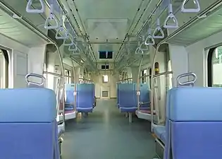 EMU900型之ED車廂內裝，大多數座椅之椅背加高及加裝頭枕，以提升乘坐舒適度。圖片中可看見通往駕駛室的門窗比EMU800還小