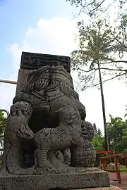 原文昌祠壯北石獅