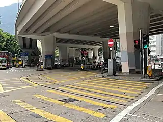 黃泥涌峽天橋下殘留的電車軌（堅拿道東及禮頓道交界）