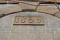 东门上方的“1899”石碑