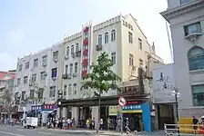 山东大戏院旧址与左侧的中山路101-105号，2017年