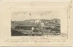 约1899-1900年的太平路西段，近处为捷成洋行办公楼及仓库，远处可见立中洋行和禅臣洋行