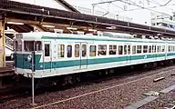 クハ111形5000番台偶数（西）向き・CP付き（5300番台）車。押込型通風器搭載のタイプ。冷房機の搭載が行われている。