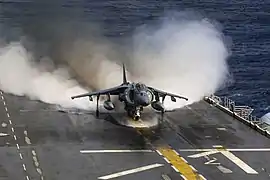 AV-8獵鷹II式攻擊機正从硫磺島號兩棲突擊艦上短距起飛