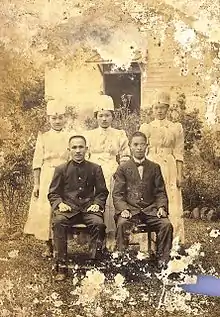 1920年與哈勇．烏送（高啟順）在臺灣總督府醫學專門學校