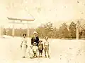 1940年與四國籍妻子日野及四子於奈良春日大社