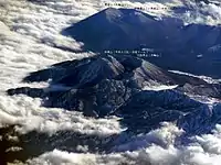 從高空拍攝的妙高山和黒姫山（日语：）