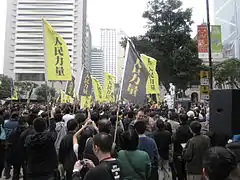 民眾熱烈參與打小人活動。2011年3月6日。