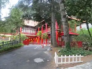 蔣公行館，為服務櫃台所在，是梨山賓館正門。