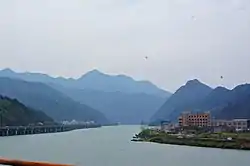 大溪于海口境内，左岸为界阜村，右岸为南岸工业园区