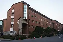 外墙破损的韓東大學建筑