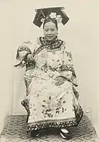 1900年至1905年期间，北京旗人妇女照片。架子头正面:88。发丝之间透光。