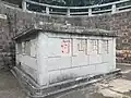 題有「氣壯山河」之墓體