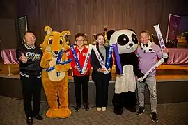 梅竹賽開幕,嘉賓高虹安市長、鄭正鈐立委與兩校校長、吉祥物合影