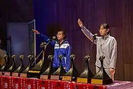 兩校運動員代表宣誓(清華女排隊長周容安(右)、陽明交大女排隊長紀劭靜(左))