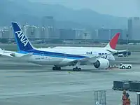 全日空航空B787-8客機滑行於臺北松山機場。