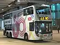 披上九巴85周年廣告的Enviro 500 MMC在本路線行走