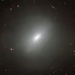 NGC 3610以明亮圓盤的形式顯示了一些結構，暗示它是在不久前才形成的。