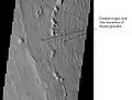 巨型火山阿爾西亞山（Arsia Mons）一側的山脊，這可能是由冰川活動留下的冰磧石形成。