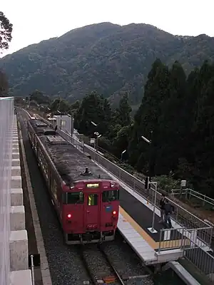 改建後的餘部車站與停靠其上的山陰本線普通列車。攝於2010年11月。