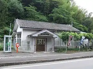 阿波福井站站舍，現時由一所烏冬店入駐並負責車票發售。2008年5月31日攝。