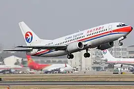 東方航空波音737-300於上海虹橋國際機場（已退役）