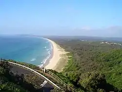 從拜倫灣燈塔遠眺太羅海灘(Tallow beach)