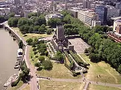 Western part of Castle Park, with ruined St Peter's church（英语：） in centre and Bristol Bridge（英语：） just visible in top left. The old city lies beyond.