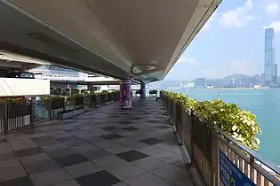 在中區行人天橋上可欣賞維多利亞港的海景