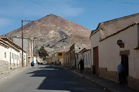 波托西街道，遠方為里科山