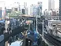 列車行經秋葉原電氣街及神田川的高架路段（松住町架道橋（日语：）、神田川橋梁（日语：））。攝於2014年12月19日。