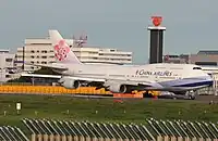 中華航空B747-400客機滑行於成田國際機場。