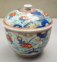 色絵牡丹文蓋物（柿右衛門様式）17世紀，現存於東京国立博物館