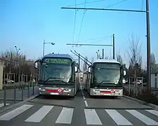 無軌電車偏线超车