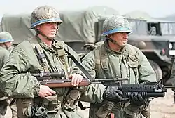 1984年在韓國的美軍，左方的士兵手持M21，右方的士兵則手持裝上M203的M16A1