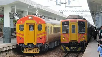 初代電聯車EMU100型（左）與最新柴聯車DR3100型（右）