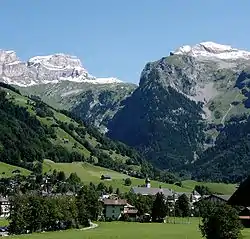 恩格爾貝格與背後的山景