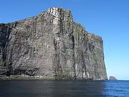 鸟岛上的悬岩