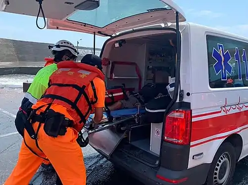 獲救的落海釣客搬運上救護車後送醫院救治