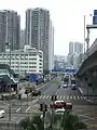 窩打老道（前方道路）以南的一段渡船街。左方為油麻地果欄。右方高架道路為渡船街天橋。