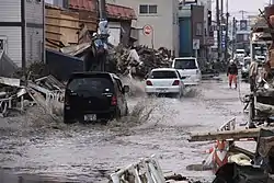 遭到海嘯破壞後，因漲潮淹水的石卷市國道398號（日语：）（石卷市湊町2丁目、吉野町）