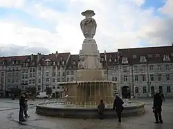 La fontaine de la place de la Révolution.